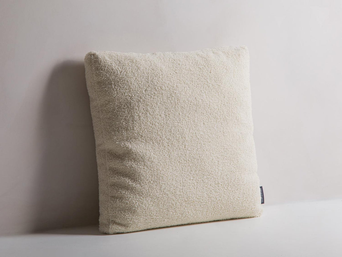 Mono Pillow in Light Beige-Now or Never präsentiert im Onlineshop von KAQTU Design AG. Deko Kissen ist von Micadoni