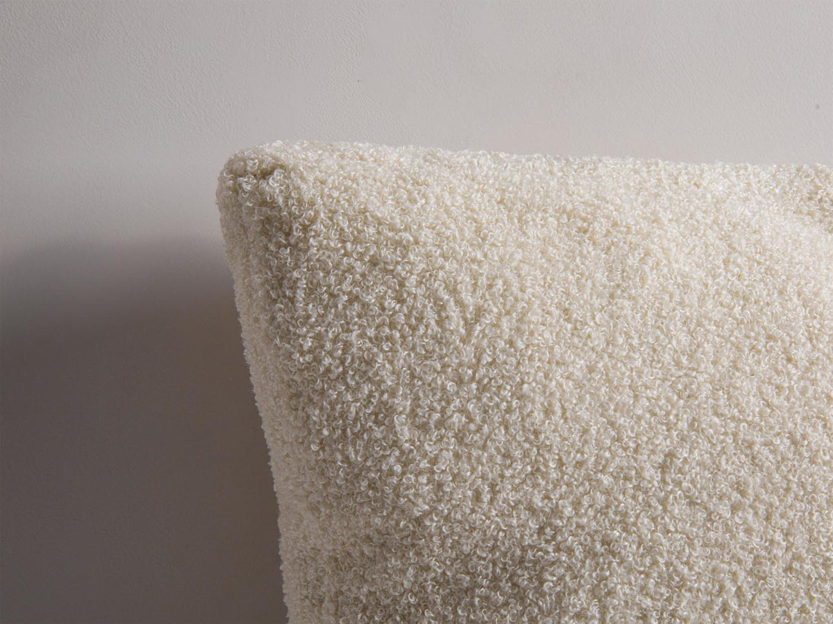 Mono Pillow in Light Beige-Now or Never präsentiert im Onlineshop von KAQTU Design AG. Deko Kissen ist von Micadoni