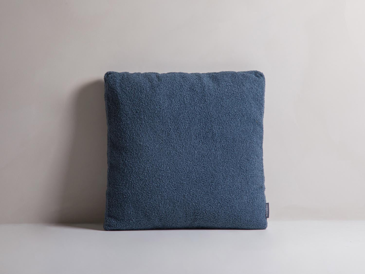 Mono Pillow in Blue präsentiert im Onlineshop von KAQTU Design AG. Deko Kissen ist von Micadoni