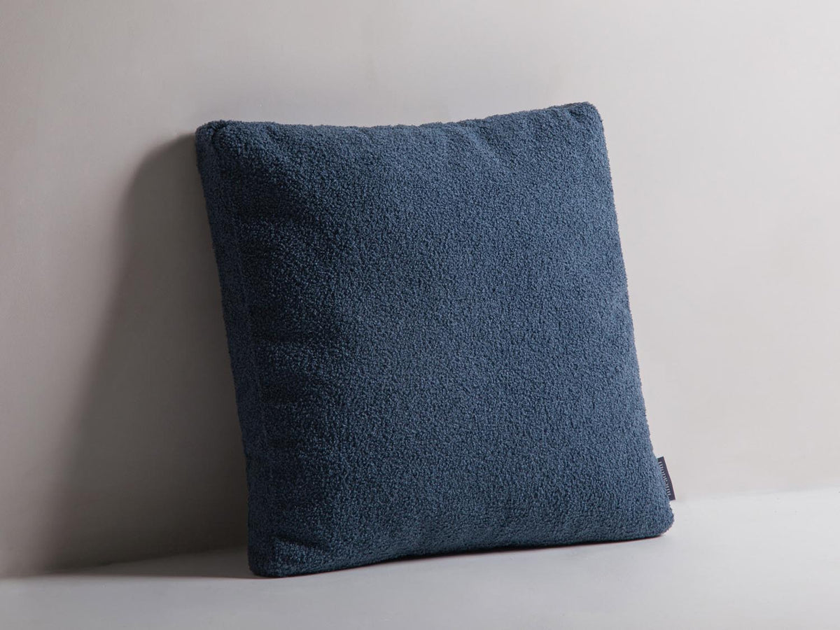 Mono Pillow in Blue-Now or Never präsentiert im Onlineshop von KAQTU Design AG. Deko Kissen ist von Micadoni