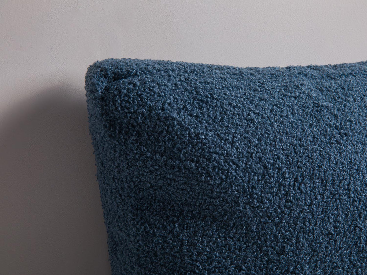 Mono Pillow in Blue-Now or Never präsentiert im Onlineshop von KAQTU Design AG. Deko Kissen ist von Micadoni