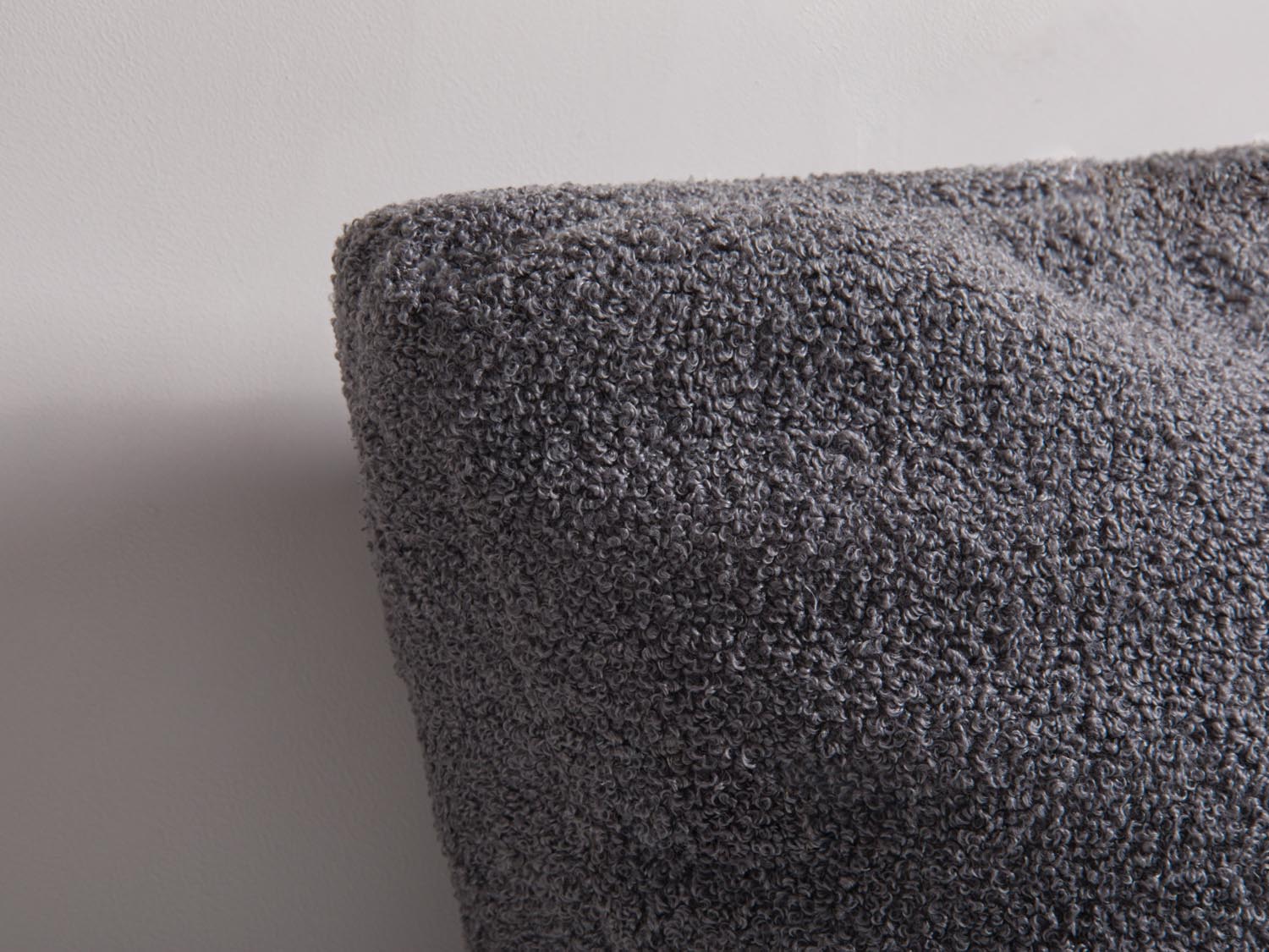 Elegantes graues Deko Kissen "Mono Pillow" von Micadoni, das jedem Raum einen modernen Akzent verleiht und Komfort bietet.