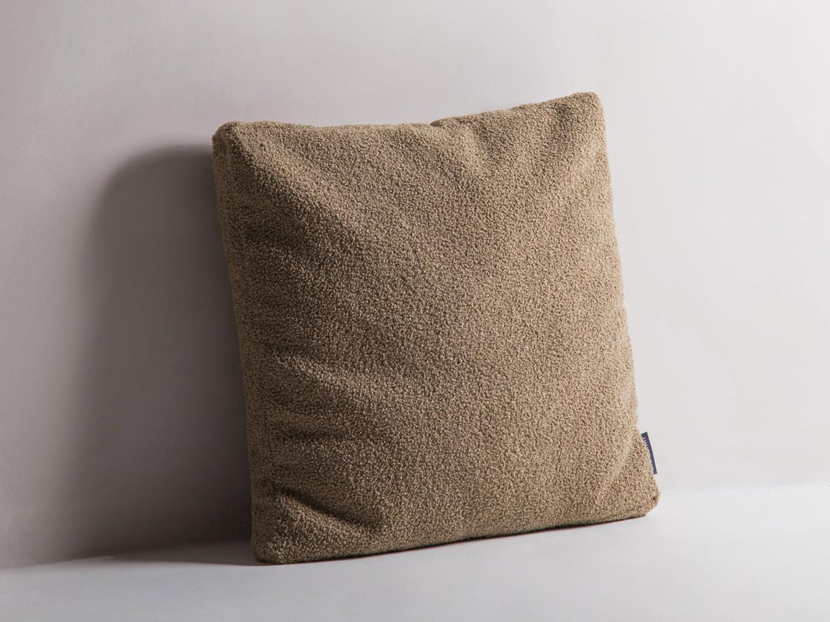 Mono Pillow in Straw-Now or Never präsentiert im Onlineshop von KAQTU Design AG. Deko Kissen ist von Micadoni