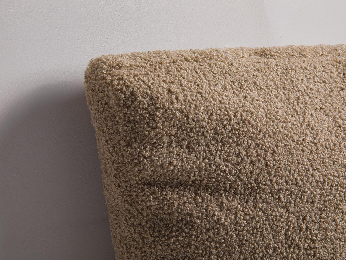 Mono Pillow in Straw-Now or Never präsentiert im Onlineshop von KAQTU Design AG. Deko Kissen ist von Micadoni