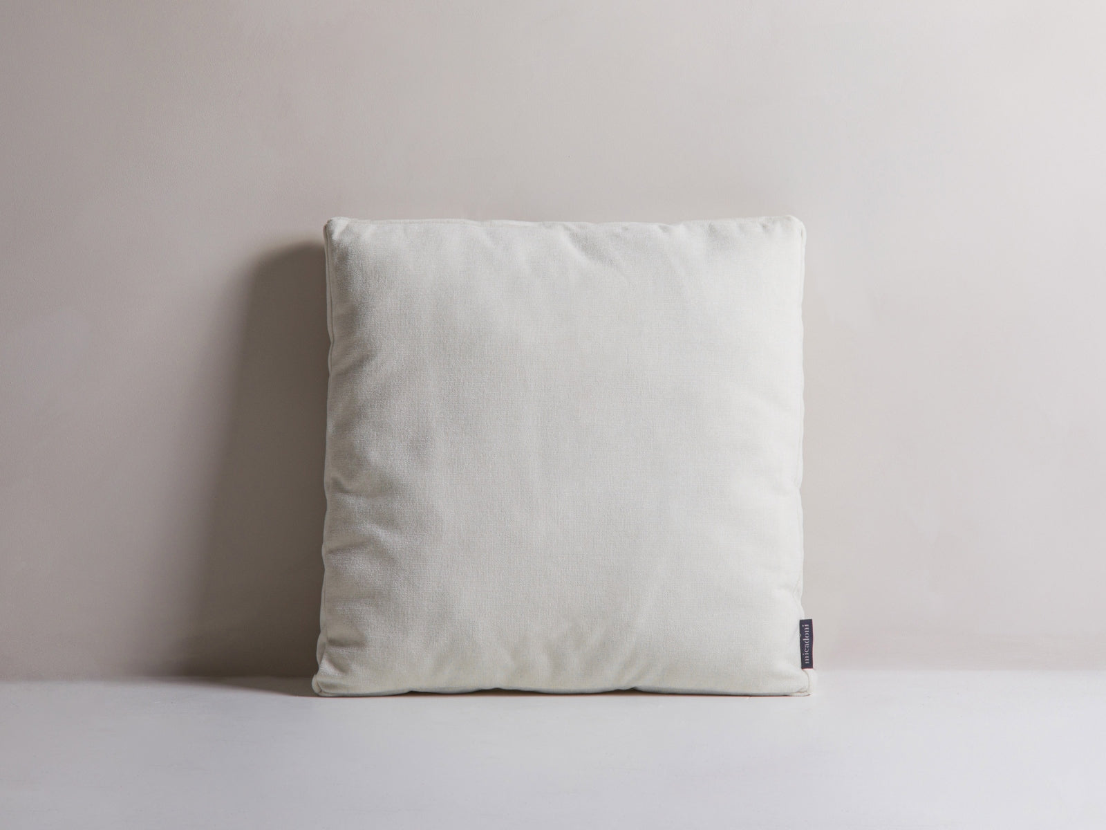 Mono Pillow in Ivory-Wind präsentiert im Onlineshop von KAQTU Design AG. Deko Kissen ist von Micadoni
