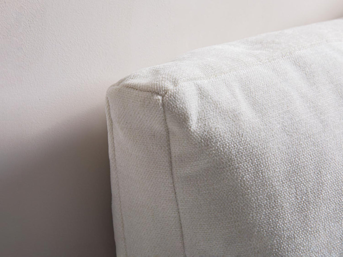 Mono Pillow in Ivory-Wind präsentiert im Onlineshop von KAQTU Design AG. Deko Kissen ist von Micadoni