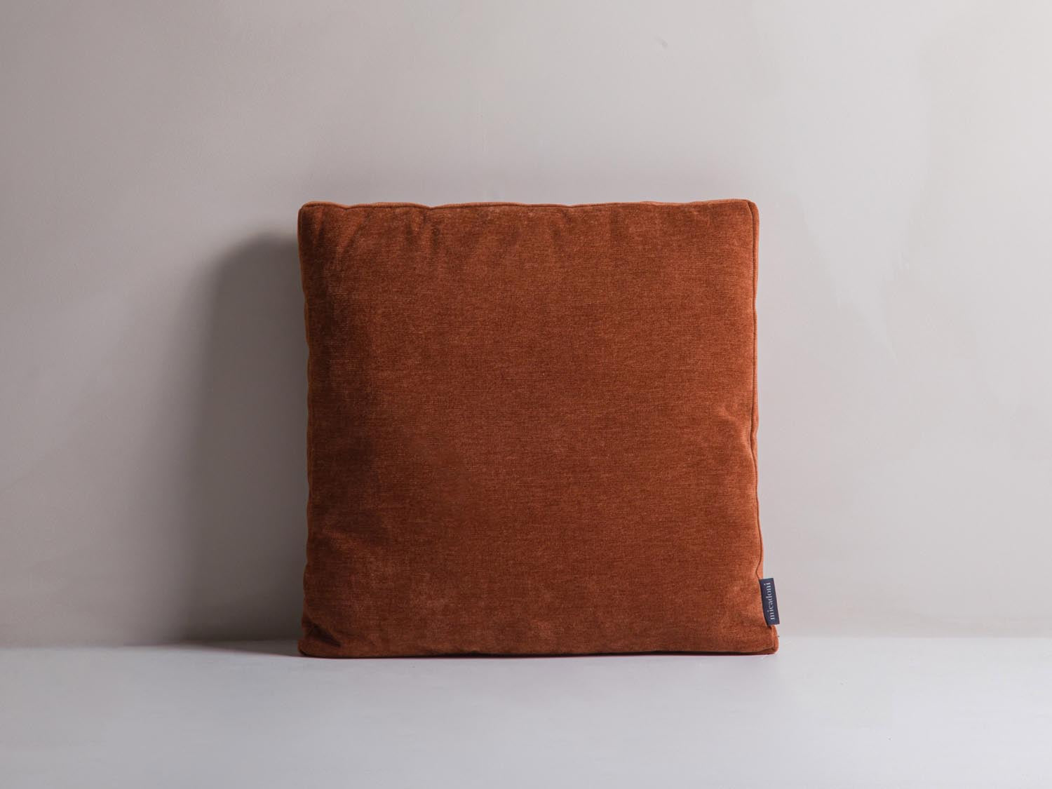 Mono Pillow in Brick präsentiert im Onlineshop von KAQTU Design AG. Deko Kissen ist von Micadoni