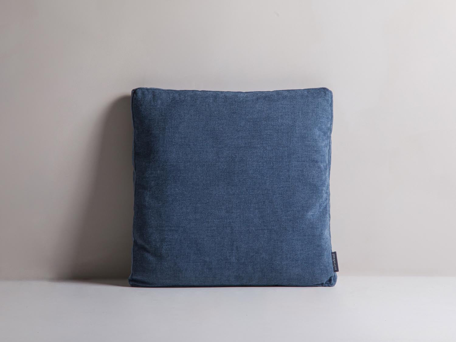 Mono Pillow in Blue Jeans präsentiert im Onlineshop von KAQTU Design AG. Deko Kissen ist von Micadoni