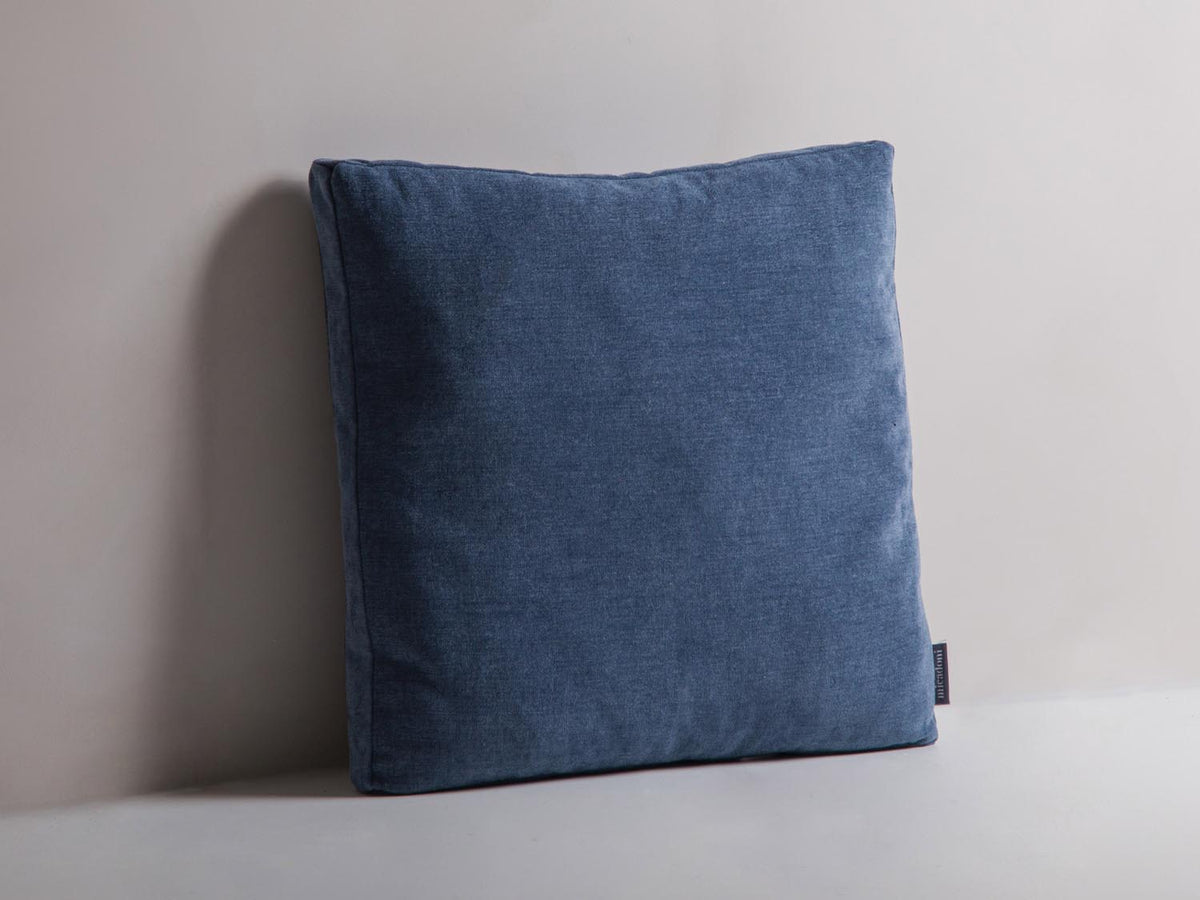 Mono Pillow in Blue Jeans-Wind präsentiert im Onlineshop von KAQTU Design AG. Deko Kissen ist von Micadoni