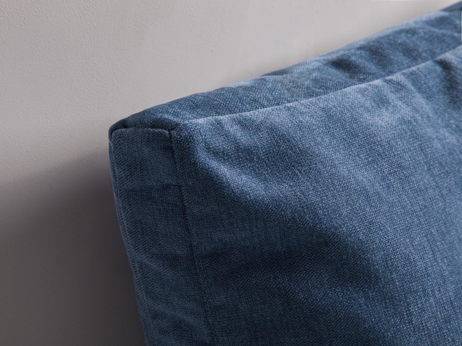 Mono Pillow in Blue Jeans-Wind präsentiert im Onlineshop von KAQTU Design AG. Deko Kissen ist von Micadoni