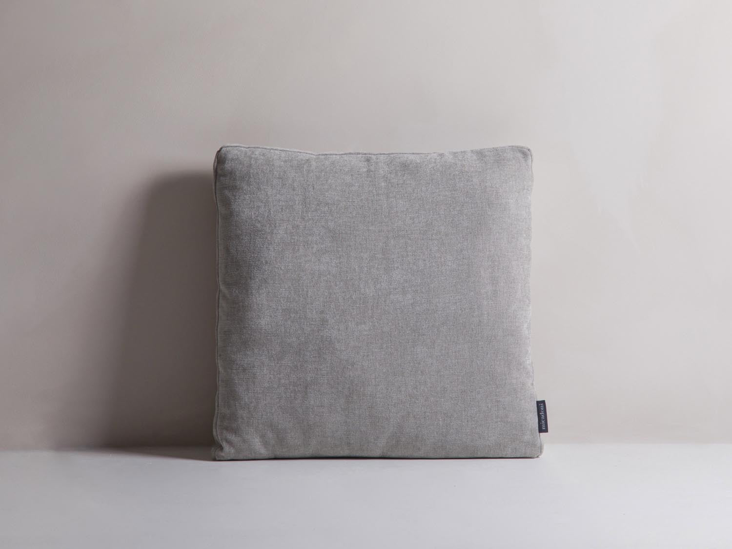 Mono Pillow in Light Grey-Wind präsentiert im Onlineshop von KAQTU Design AG. Deko Kissen ist von Micadoni
