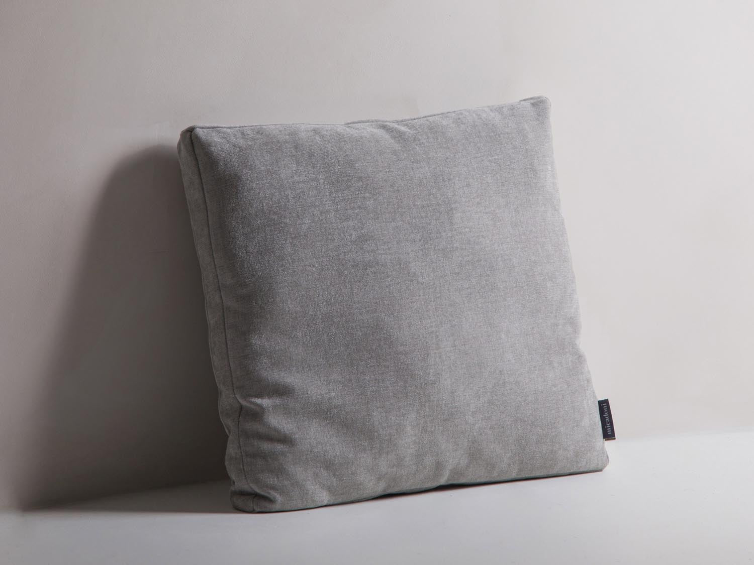 Mono Pillow in Light Grey-Wind präsentiert im Onlineshop von KAQTU Design AG. Deko Kissen ist von Micadoni