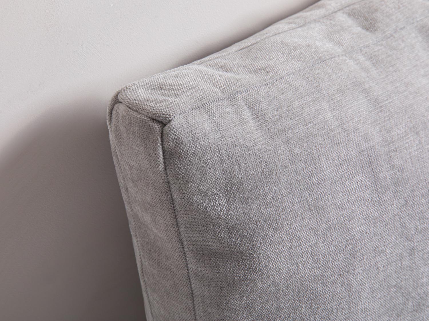 Mono Pillow in Light Grey-Wind präsentiert im Onlineshop von KAQTU Design AG. Deko Kissen ist von Micadoni