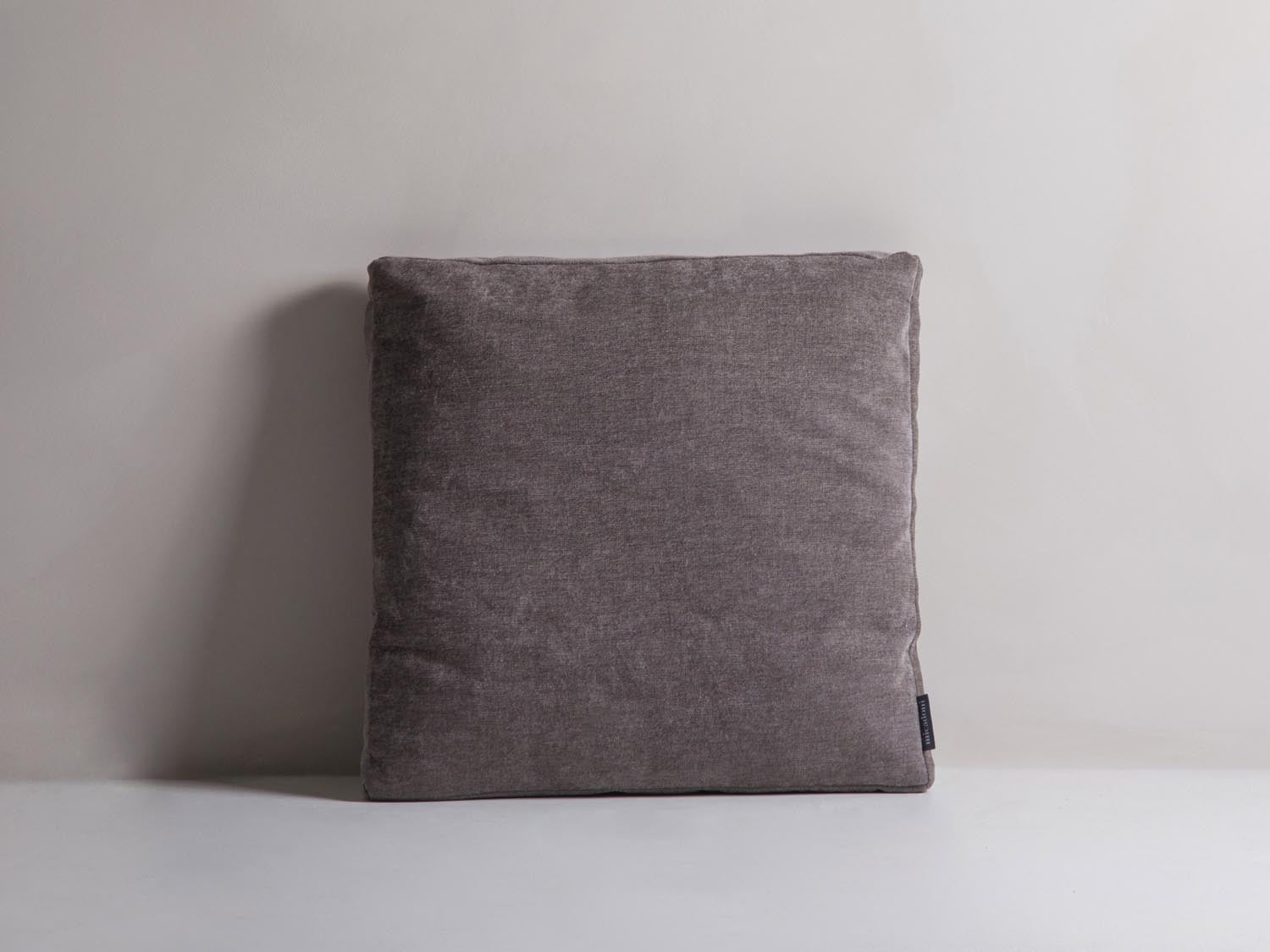 Mono Pillow in Grey Brown-Wind präsentiert im Onlineshop von KAQTU Design AG. Deko Kissen ist von Micadoni