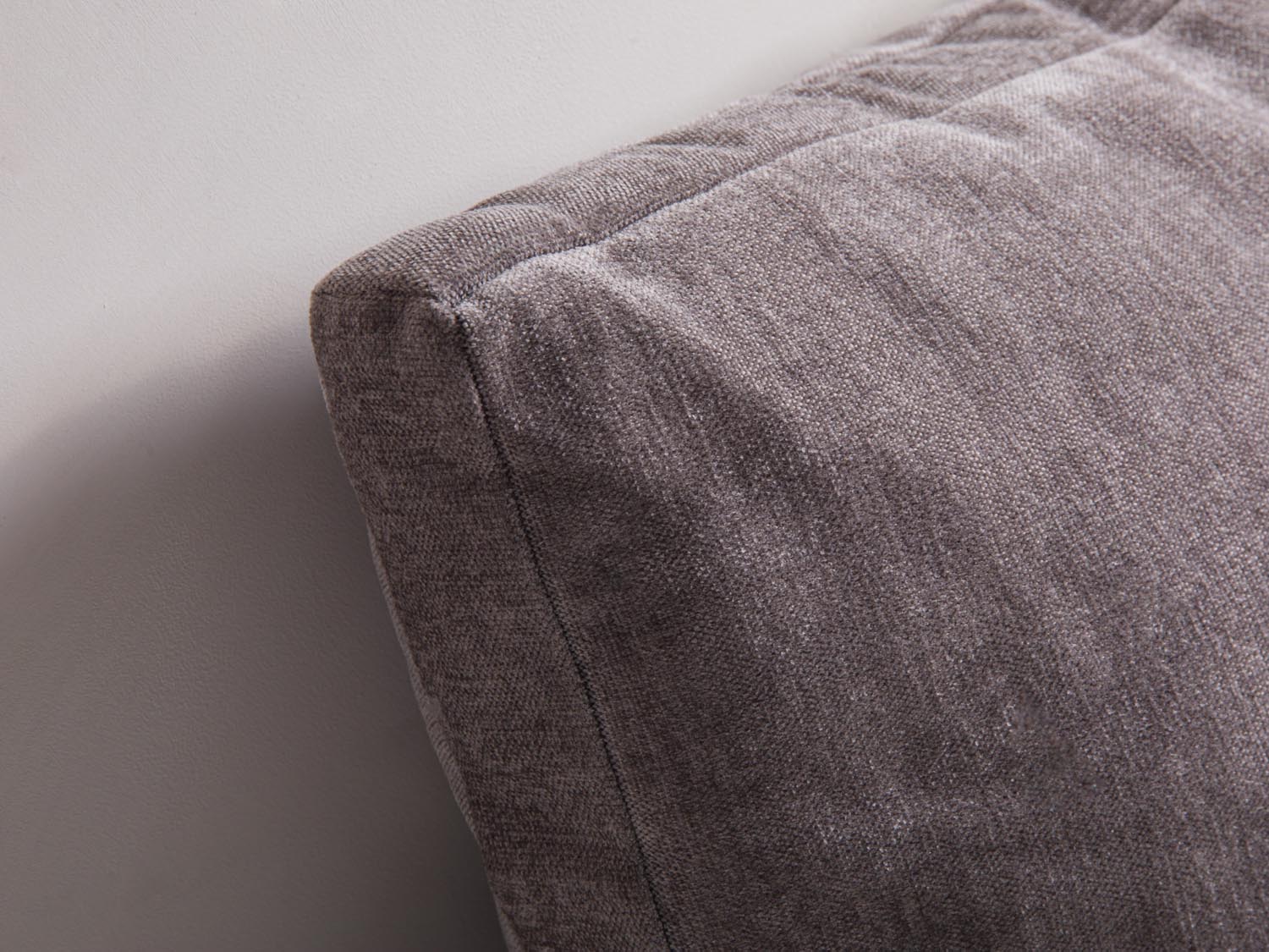 Mono Pillow in Grey Brown-Wind präsentiert im Onlineshop von KAQTU Design AG. Deko Kissen ist von Micadoni