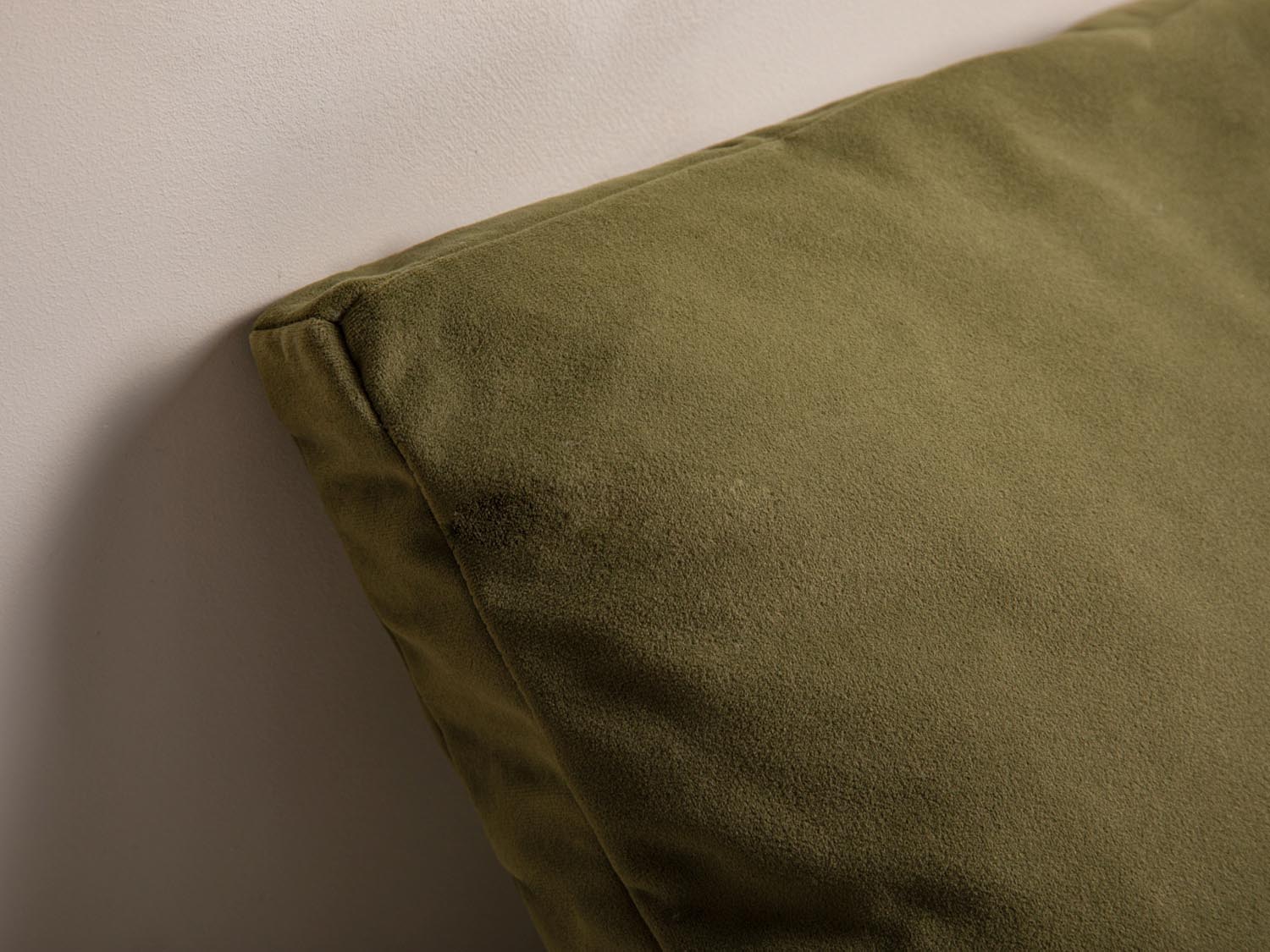 Stilvolles Mono Velour Kissen in zartem Grün, perfekt für moderne Inneneinrichtungen. Weicher Samt von Micadoni sorgt für Gemütlichkeit und Eleganz.