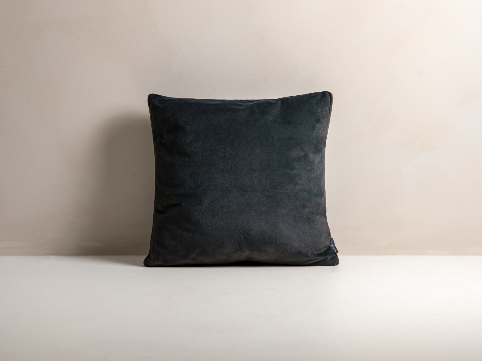 Mono Velour Pillow in Dark Grey-Matt Velvet präsentiert im Onlineshop von KAQTU Design AG. Deko Kissen ist von Micadoni
