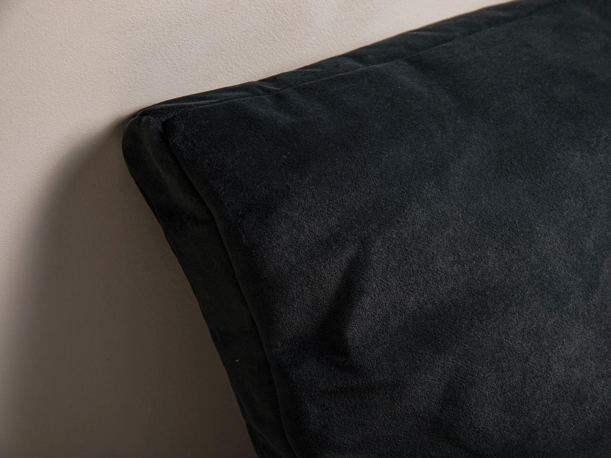 Mono Velour Pillow in Dark Grey-Matt Velvet präsentiert im Onlineshop von KAQTU Design AG. Deko Kissen ist von Micadoni