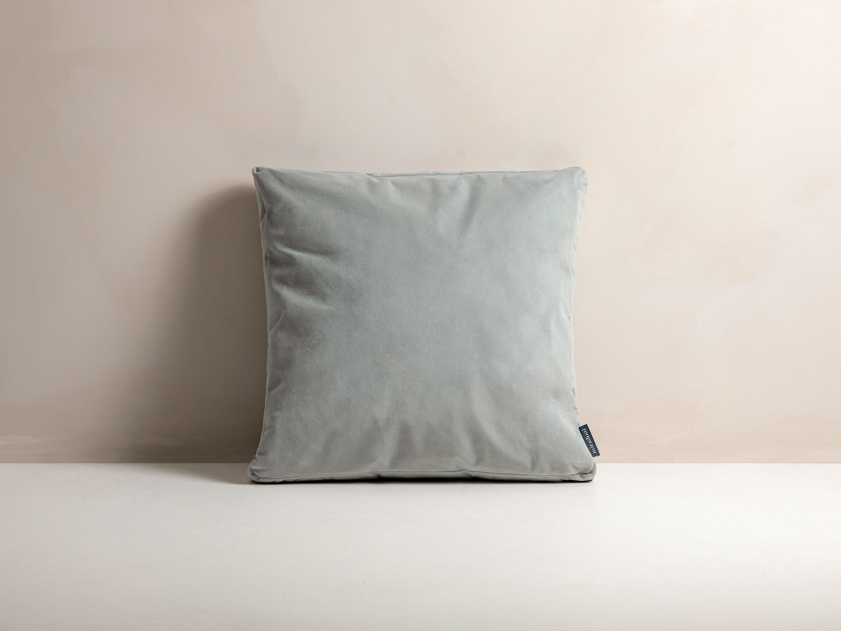 Mono Velour Pillow in Light Grey-Matt Velvet präsentiert im Onlineshop von KAQTU Design AG. Deko Kissen ist von Micadoni