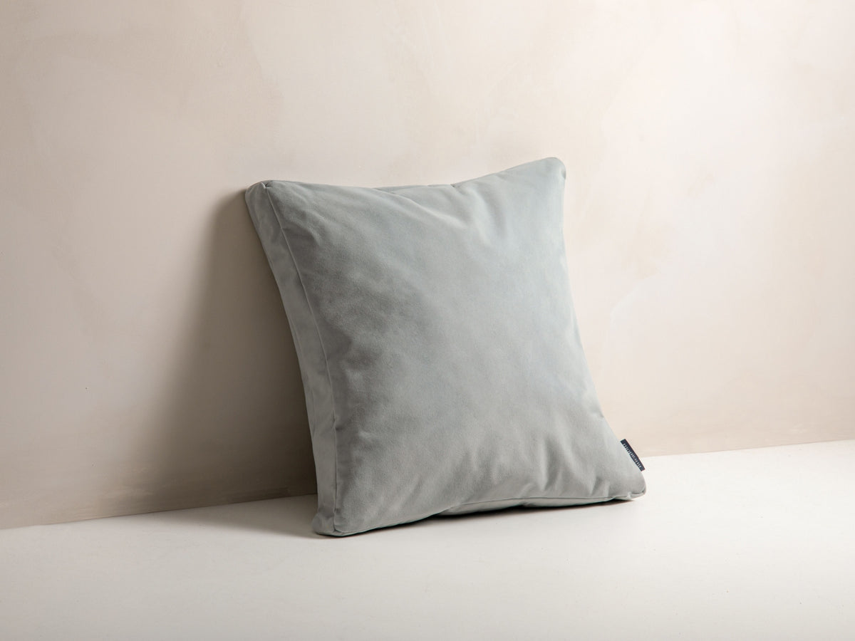Mono Velour Pillow in Light Grey-Matt Velvet präsentiert im Onlineshop von KAQTU Design AG. Deko Kissen ist von Micadoni