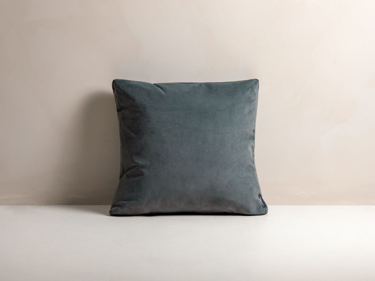Mono Velour Pillow in Grey-Matt Velvet präsentiert im Onlineshop von KAQTU Design AG. Deko Kissen ist von Micadoni