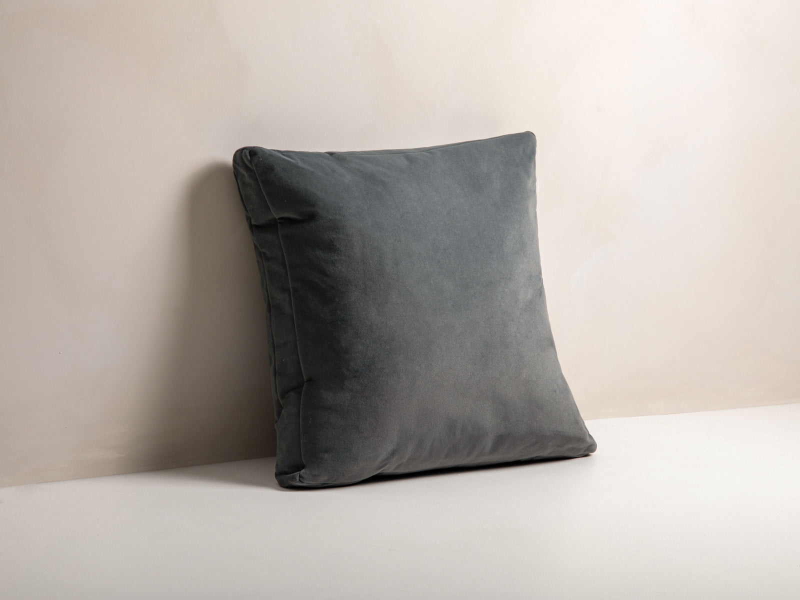 Elegantes Mono Velour Kissen in grauem, mattem Samt von Micadoni. Ideal für stilvolle Wohnräume und gemütliche Akzente.