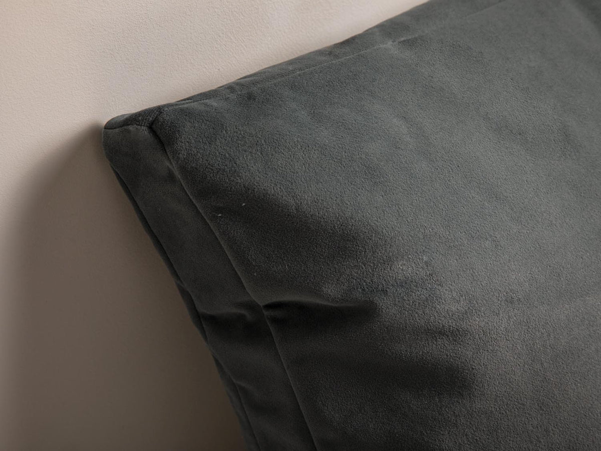 Mono Velour Pillow in Grey-Matt Velvet präsentiert im Onlineshop von KAQTU Design AG. Deko Kissen ist von Micadoni