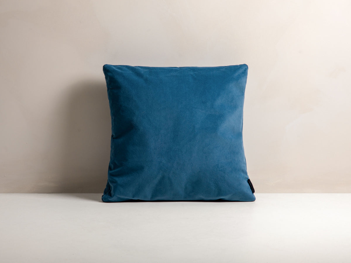 Mono Velour Pillow in Blue-Matt Velvet präsentiert im Onlineshop von KAQTU Design AG. Deko Kissen ist von Micadoni