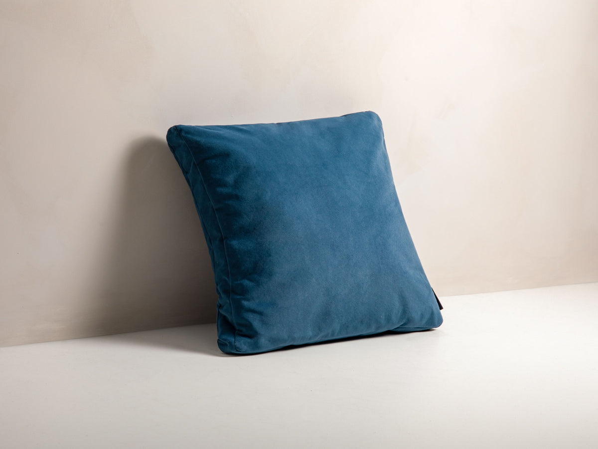 Mono Velour Pillow in Blue-Matt Velvet präsentiert im Onlineshop von KAQTU Design AG. Deko Kissen ist von Micadoni