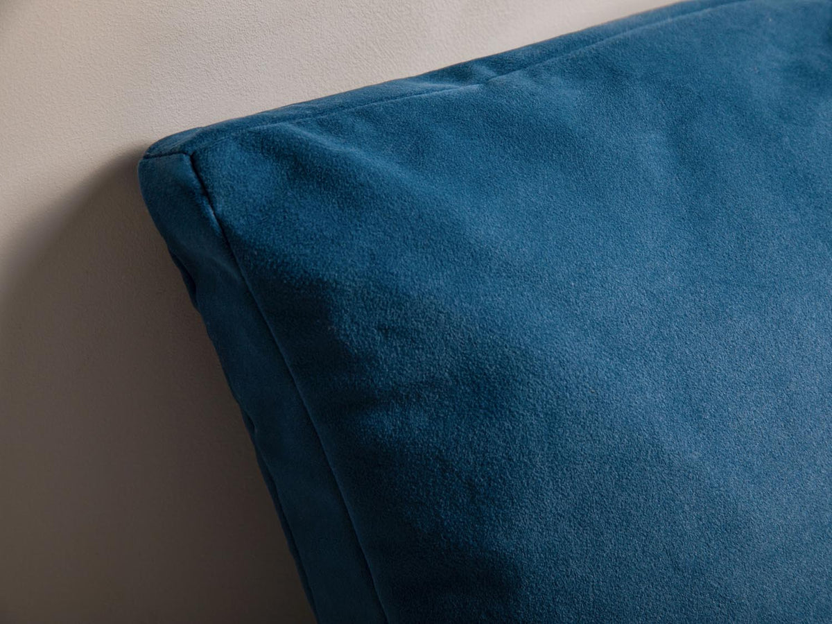 Mono Velour Pillow in Blue-Matt Velvet präsentiert im Onlineshop von KAQTU Design AG. Deko Kissen ist von Micadoni