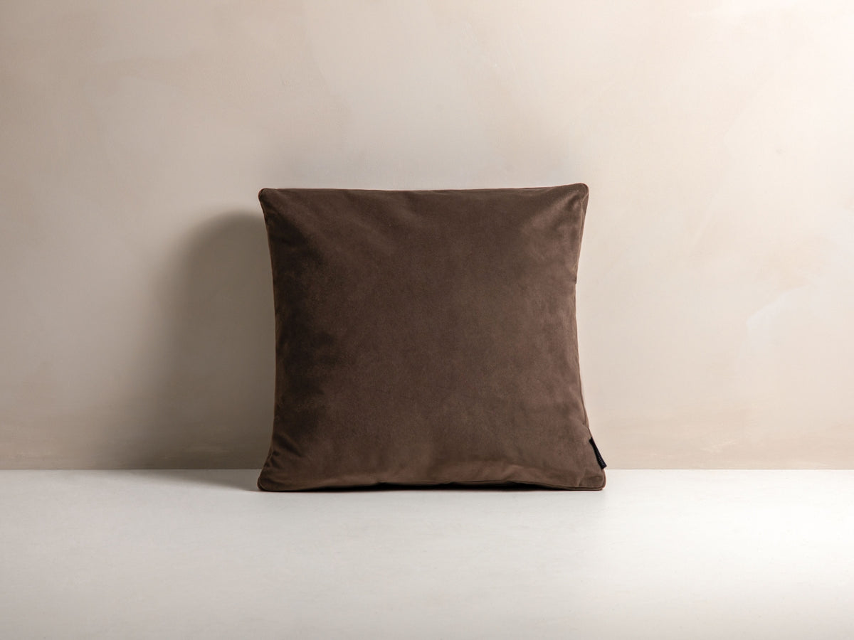 Mono Velour Pillow in Brown-Matt Velvet präsentiert im Onlineshop von KAQTU Design AG. Deko Kissen ist von Micadoni
