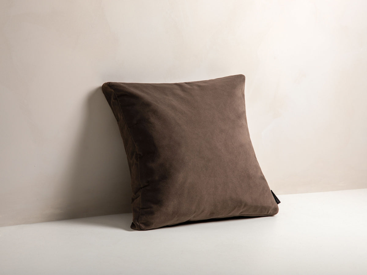 Mono Velour Pillow in Brown-Matt Velvet präsentiert im Onlineshop von KAQTU Design AG. Deko Kissen ist von Micadoni