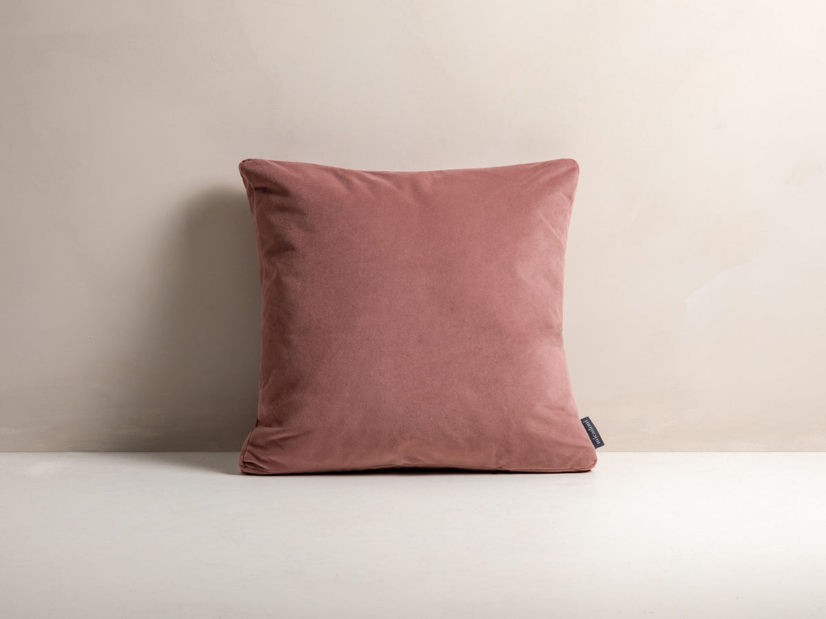Mono Velour Pillow in Pink-Matt Velvet präsentiert im Onlineshop von KAQTU Design AG. Deko Kissen ist von Micadoni