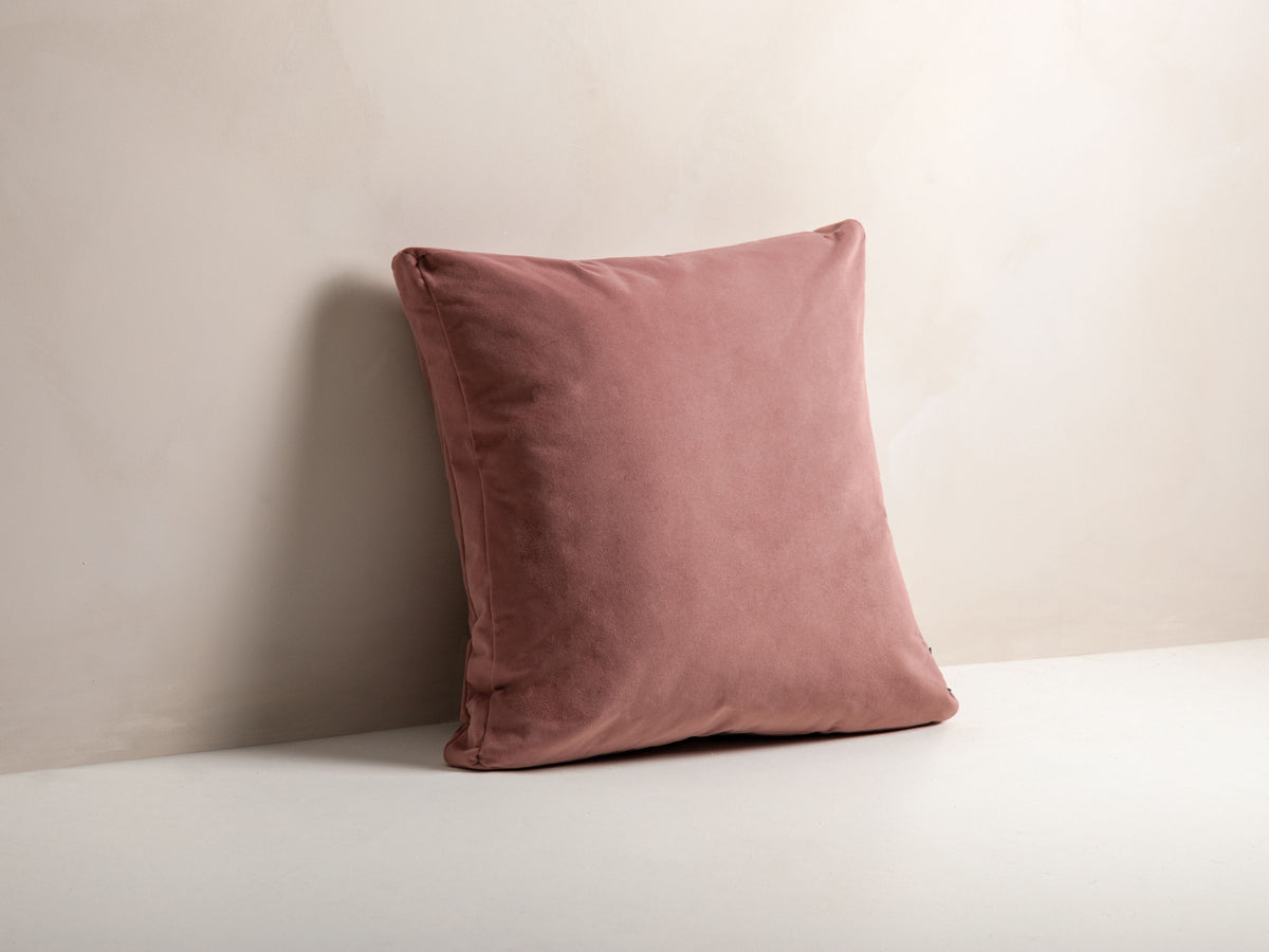 Mono Velour Pillow in Pink-Matt Velvet präsentiert im Onlineshop von KAQTU Design AG. Deko Kissen ist von Micadoni