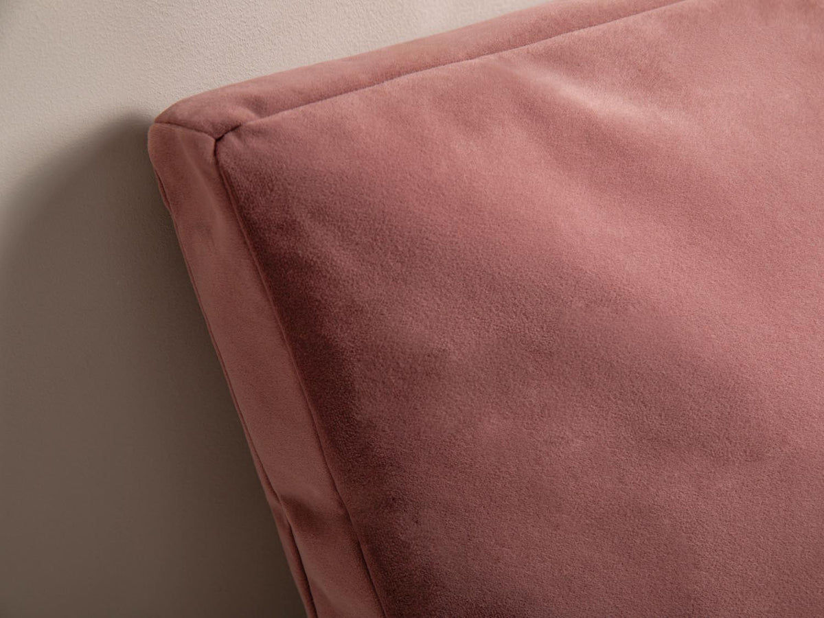 Mono Velour Pillow in Pink-Matt Velvet präsentiert im Onlineshop von KAQTU Design AG. Deko Kissen ist von Micadoni