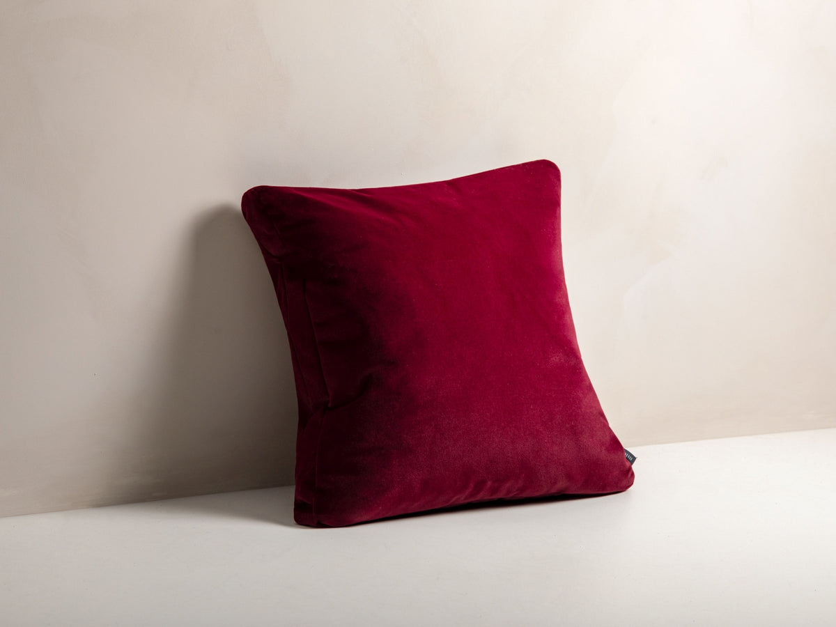Mono Velour Pillow in Dark Red-Matt Velvet präsentiert im Onlineshop von KAQTU Design AG. Deko Kissen ist von Micadoni