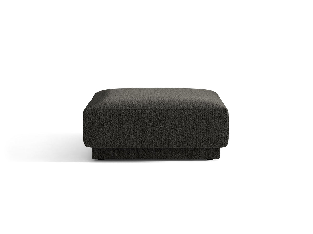 Dunkelbeiger Pouf Miley von Micadoni mit samtartigem Bluvel-Stoffbezug, quadratischer Form und kurzen Polypropylen-Beinen auf hellem Hintergrund