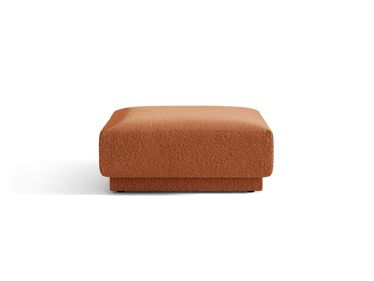 Dunkelbeiger Pouf Miley von Micadoni mit samtartigem Bluvel-Stoffbezug, quadratischer Form und kurzen Polypropylen-Beinen auf hellem Hintergrund