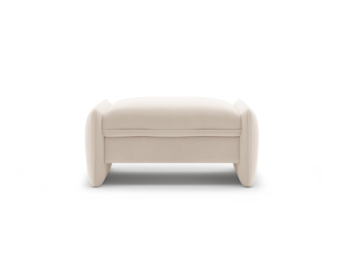 Kobaltblauer Pouf Georgia von Micadoni mit samtigem Stoffbezug, rechteckiger Form und niedrigen Kunststoffbeinen, freigestellt fotografiert.