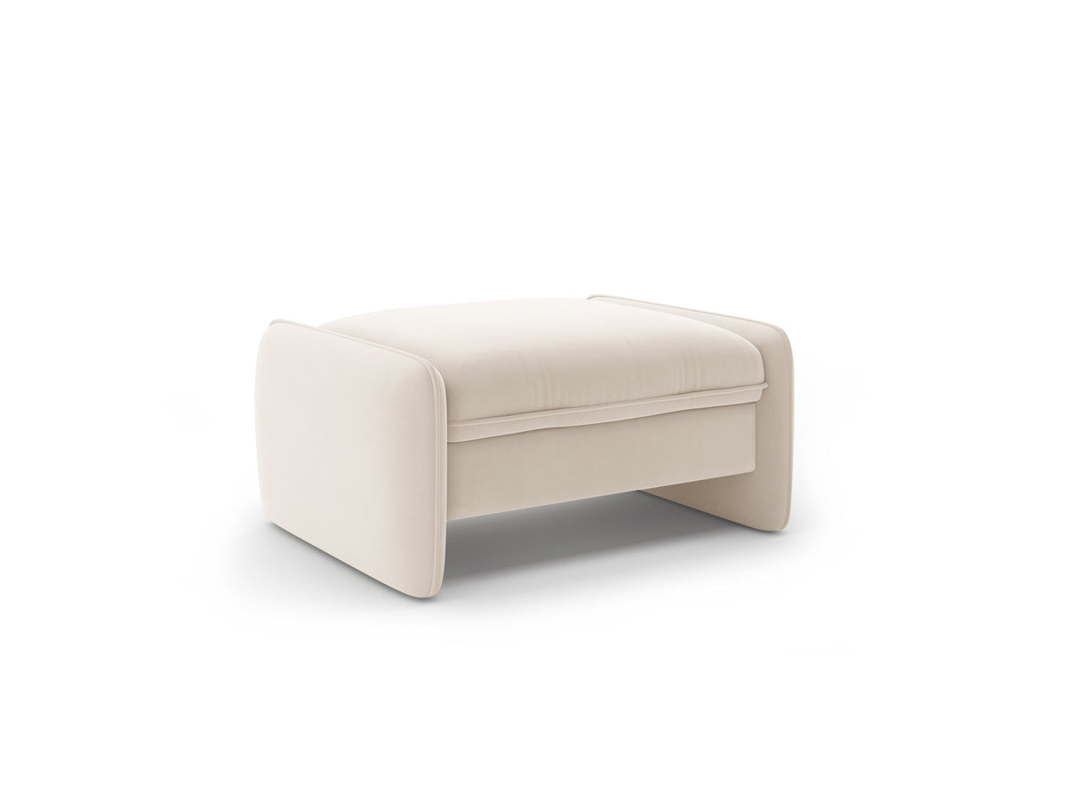 Kobaltblauer Pouf Georgia von Micadoni mit samtigem Stoffbezug, rechteckiger Form und niedrigen Kunststoffbeinen, freigestellt fotografiert.