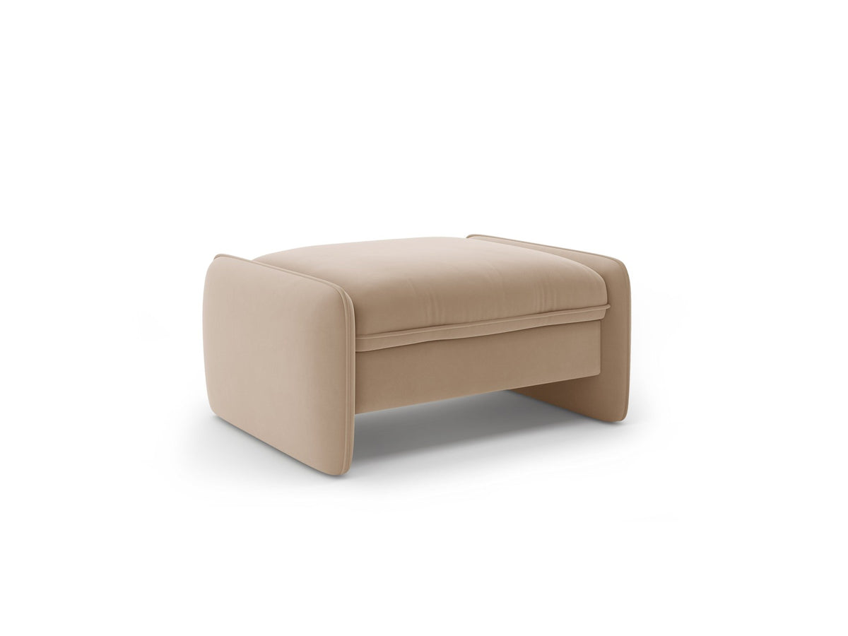 Kobaltblauer Pouf Georgia von Micadoni mit samtigem Stoffbezug, rechteckiger Form und niedrigen Kunststoffbeinen, freigestellt fotografiert.