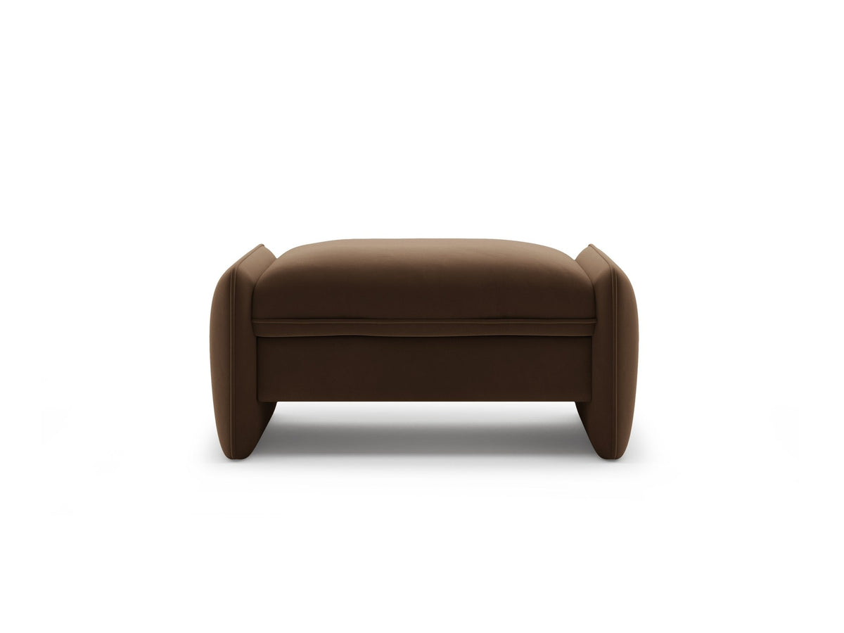 Kobaltblauer Pouf Georgia von Micadoni mit samtigem Stoffbezug, rechteckiger Form und niedrigen Kunststoffbeinen, freigestellt fotografiert.
