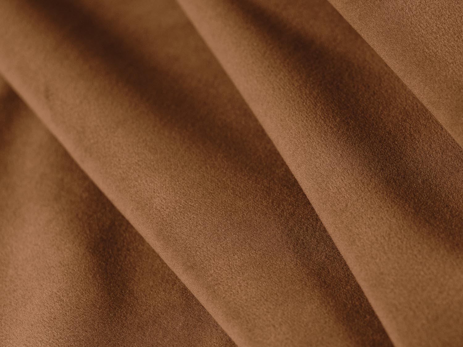 Kendal Velour Pouf in warmem Camel-Ton, vielseitig einsetzbar und perfekt für moderne Wohnkonzepte. Teil der eleganten Sofaserie von Micadoni.