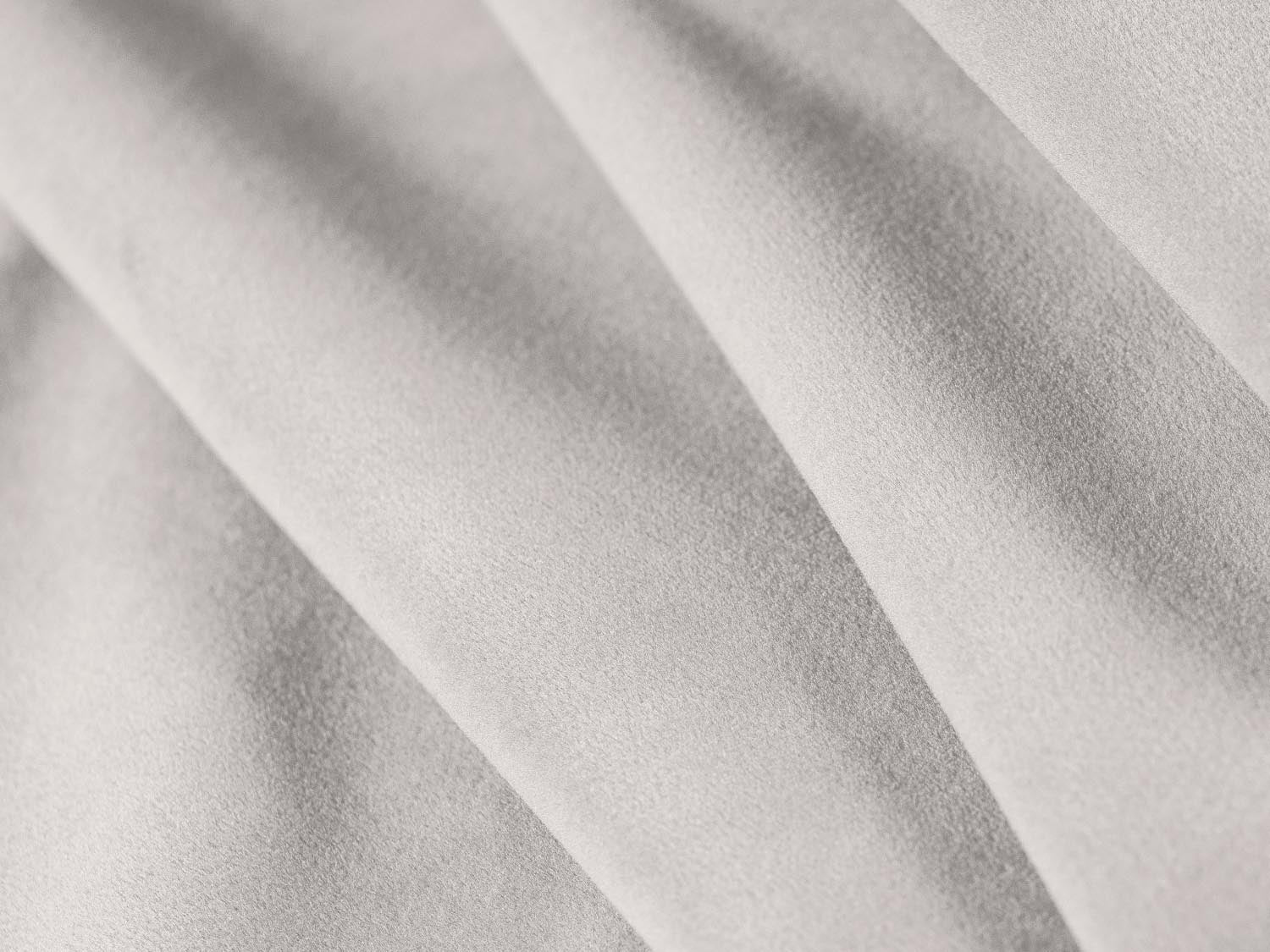 Eleganter Kendal Velour Pouf in sanftem Grau, ideal für stilvolle Wohnräume und flexible Sitzmöglichkeiten.