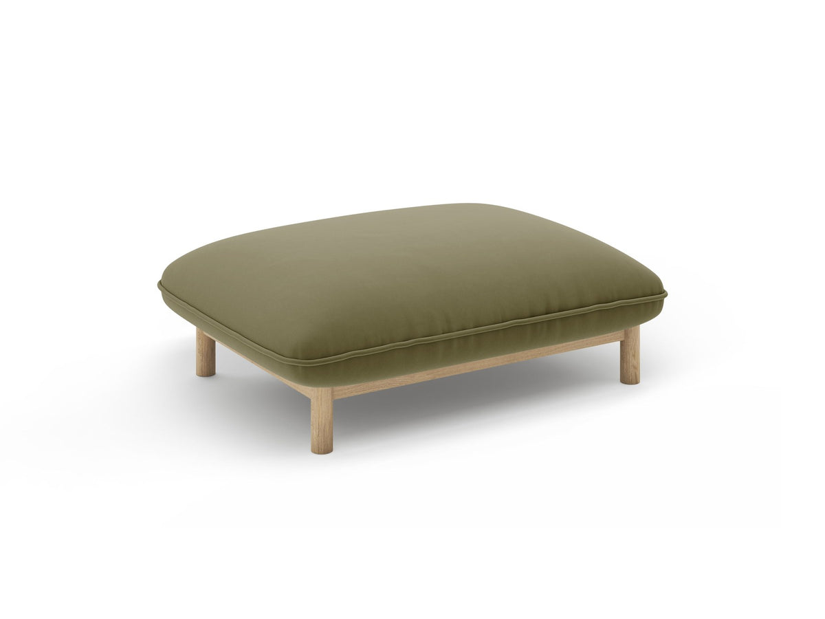 Pouf Ada von Micadoni in Mandel beige mit Casino-Veloursstoff, Holzbeinen und runder, gepolsterter Sitzfläche.