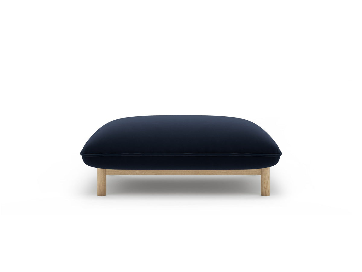 Pouf Ada von Micadoni in Mandel beige mit Casino-Veloursstoff, Holzbeinen und runder, gepolsterter Sitzfläche.