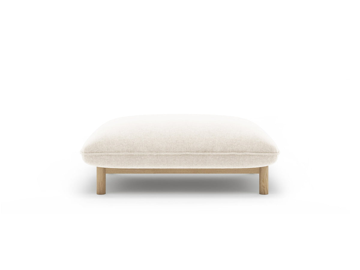 Pouf Ada von Micadoni in Mandel beige mit Casino-Veloursstoff, Holzbeinen und runder, gepolsterter Sitzfläche.