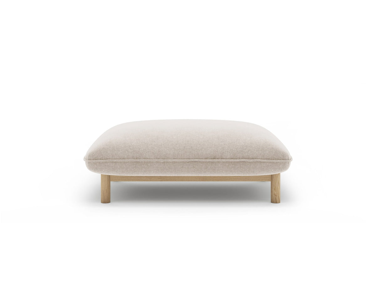Pouf Ada von Micadoni in Mandel beige mit Casino-Veloursstoff, Holzbeinen und runder, gepolsterter Sitzfläche.