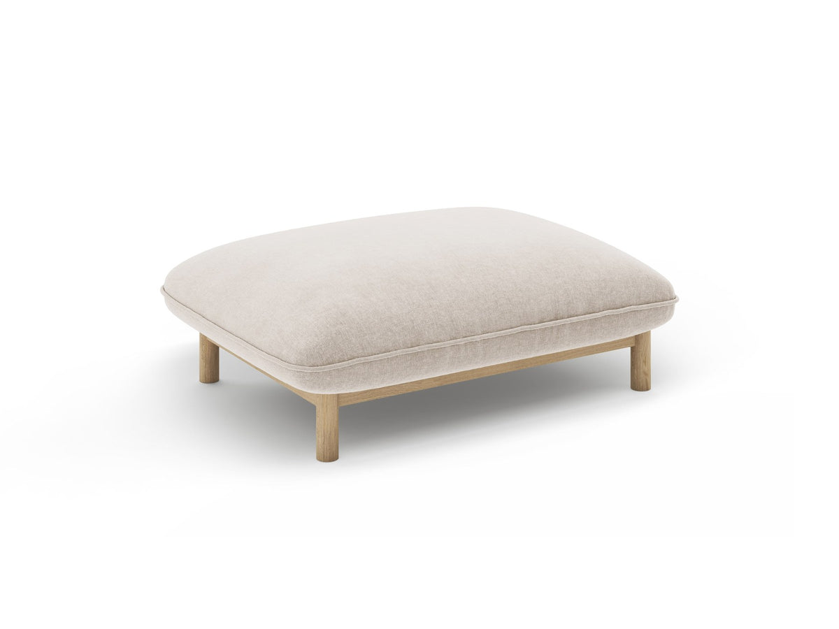 Pouf Ada von Micadoni in Mandel beige mit Casino-Veloursstoff, Holzbeinen und runder, gepolsterter Sitzfläche.