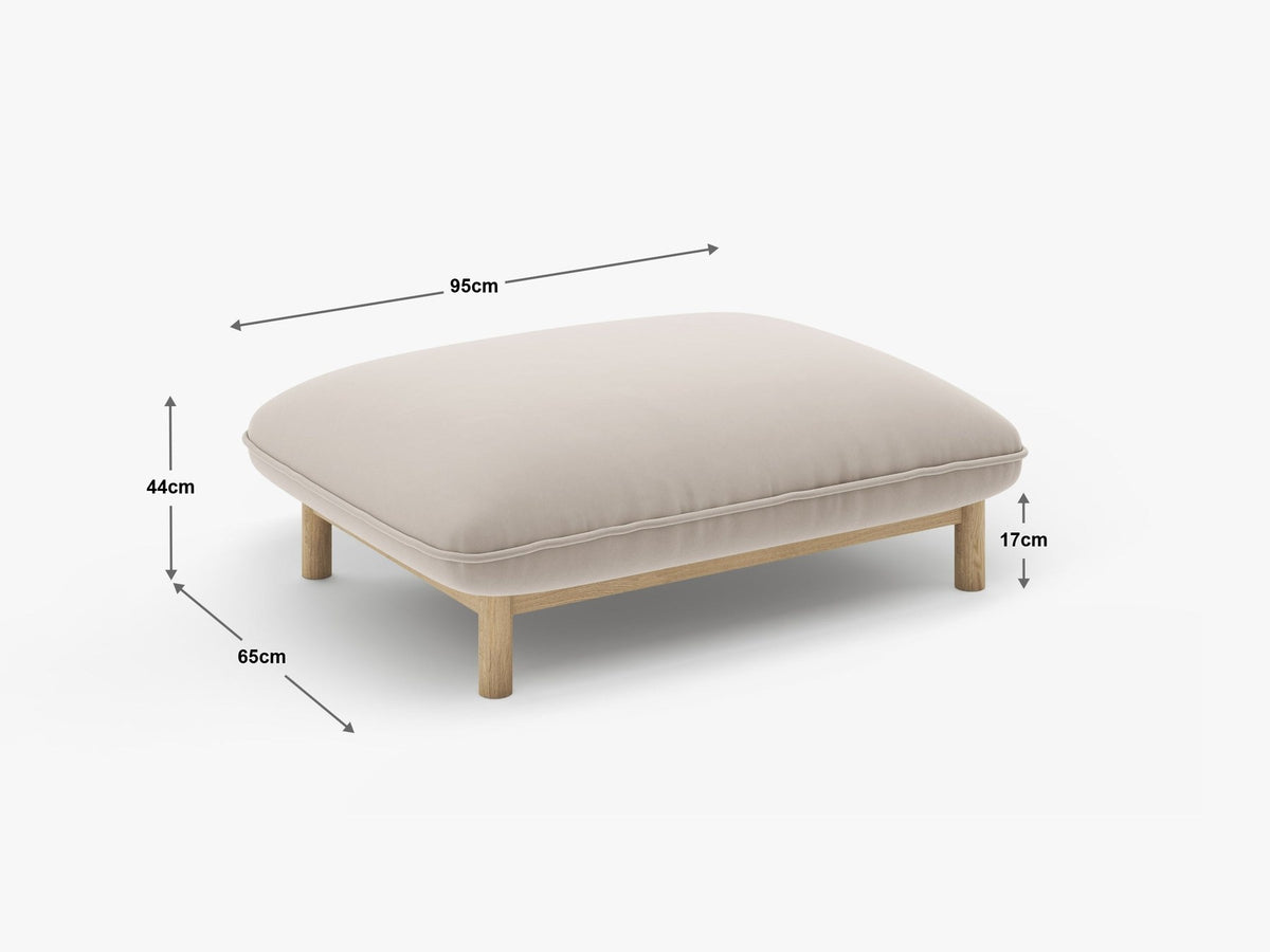 Pouf Ada von Micadoni in Mandel beige mit Casino-Veloursstoff, Holzbeinen und runder, gepolsterter Sitzfläche.